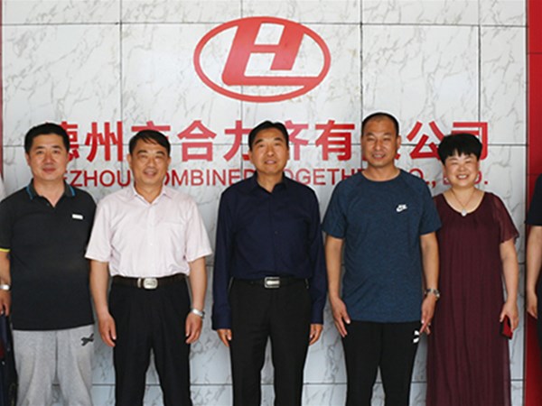 5月24日，德州市總工會(huì)授予德州市合力齊車業(yè)有限公司董事長李學(xué)治“優(yōu)秀農(nóng)民工之星”的榮譽(yù)稱號(hào)